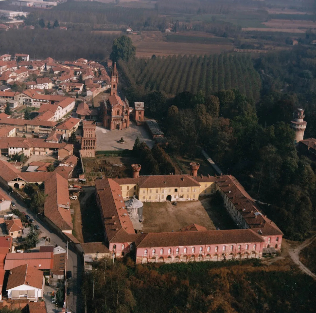 Veduta aerea del giardino riqualificato a Pollenzo, con tappeto erboso uniforme e spazi verdi integrati nel paesaggio.