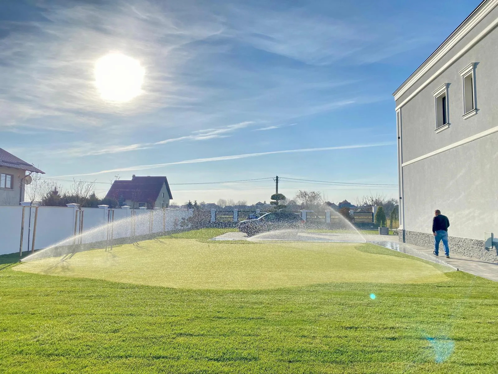 Tappeto erboso irrigato realizzato da L’Erica di Adrian a Cherasco, provincia di Cuneo – giardinaggio e campi sportivi in erba naturale